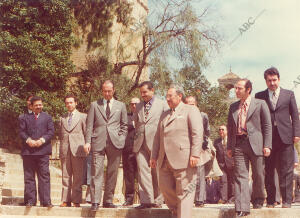 un joven Sadam (el tercero por la Derecha), en su visita al alcázar de los Reyes...