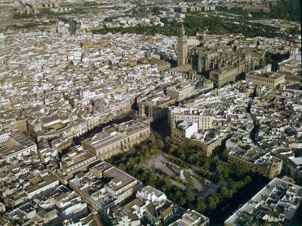 Vista aérea de la ciudad de Sevilla, con la Catedral y la Giralda, la Plaza...
