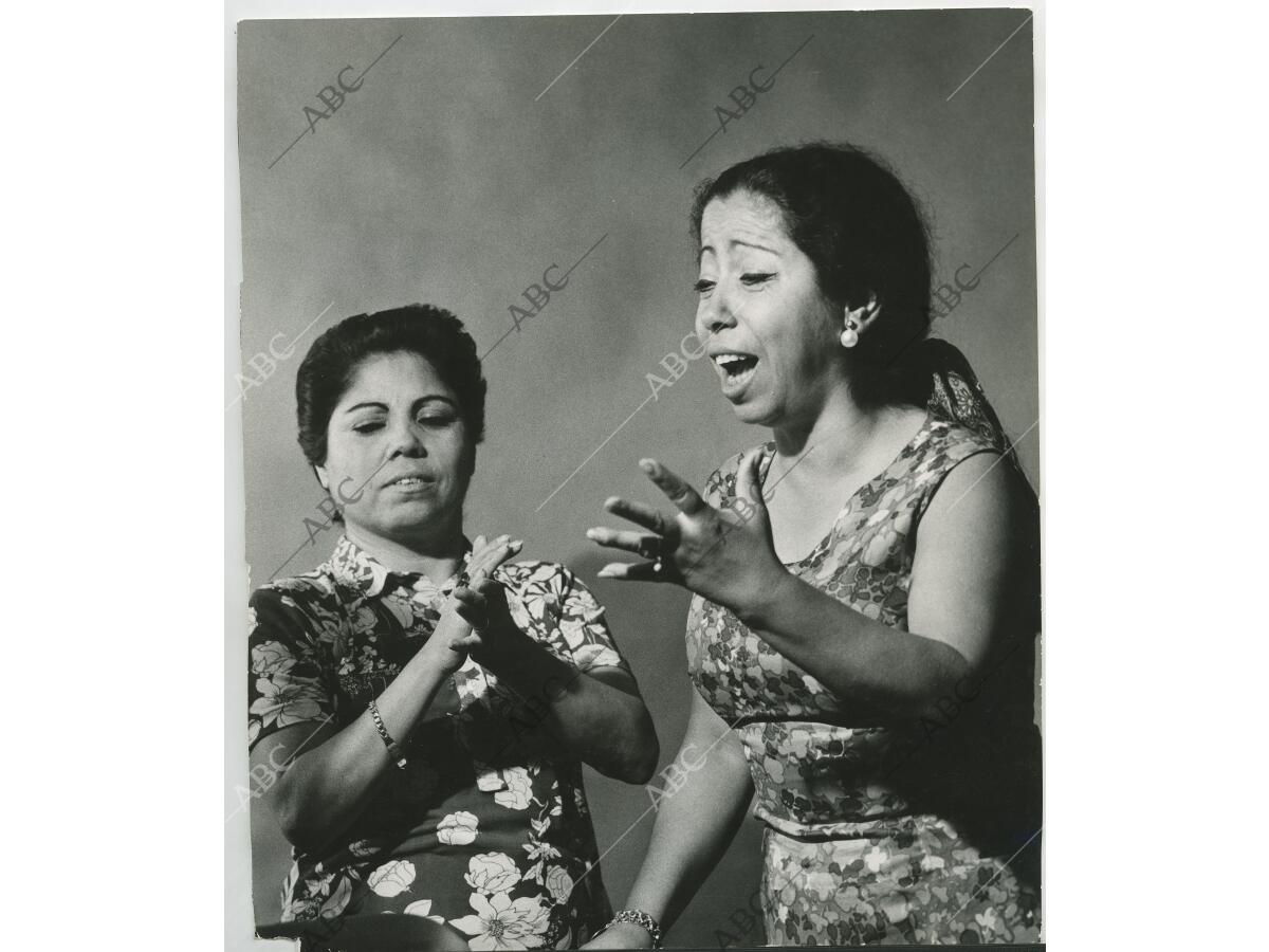 Las cantaoras Bernarda y Fernanda de Utrera actuando Archivo ABC