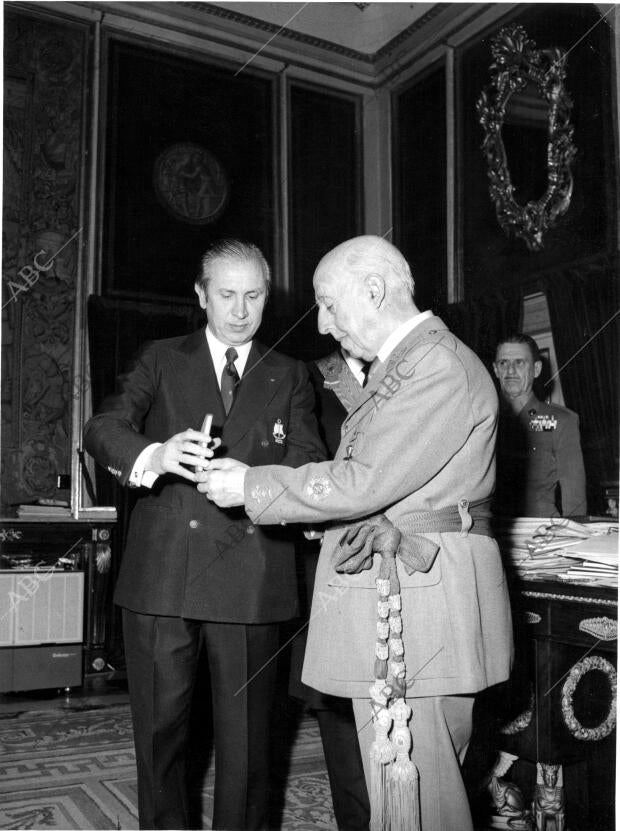 Juan Antonio Samaranch con Francisco franco en la Feria del salón Naútico...