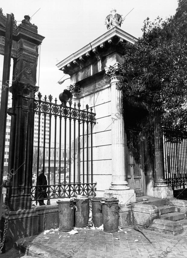 Entrada de la Biblioteca Nacional con unos cubos de basura