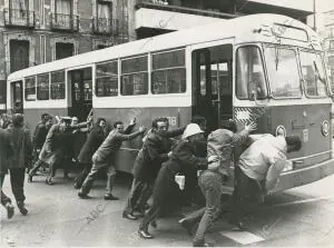 Un grupo de ciudadanos ayuda a mover un autobús averiado