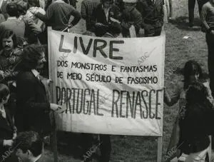 Manifestantes con un cartel en el que se puede leer "libre de los monstruos y...