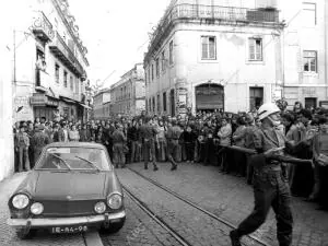 El automóvil ""Fiat 850" es acordonado por la Policía militar: en su interior,...