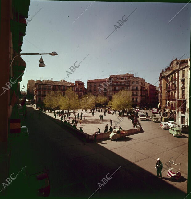Un policía controla el tráfico en la plaza de Zocodover