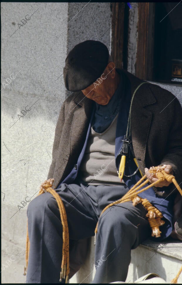 Un anciano vendedor de mecheros y mechas durmiendo en la plaza de Zocodover