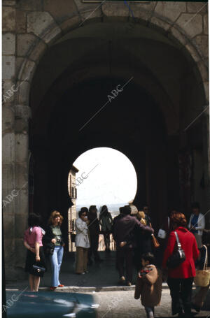 Personas atraviesan el Arco de la Sangre