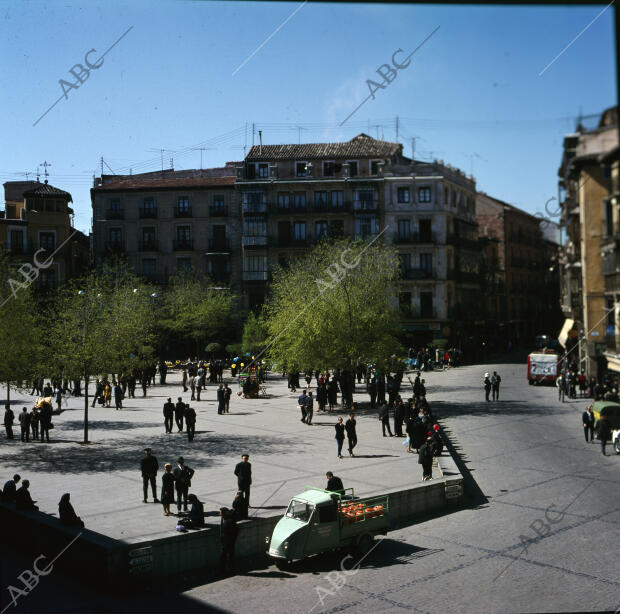 Un motocarro de butano en la plaza de Zocodover