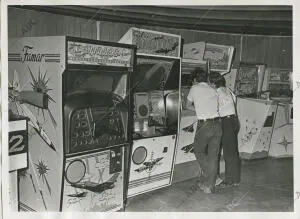 Niños jugando en un salón de juegos recreativos