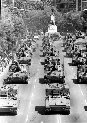 Los Tanques en el paseo de la Castellana, A su paso por la glorieta de Emilio...