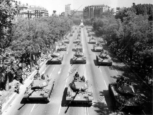 Tanques en el desfile de la victoria de 1974, Presidido por franco y el príncipe...