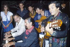 Jaime de Mora Aragón y Alfonso Hohenlohe tocan el piano en una fiesta en...