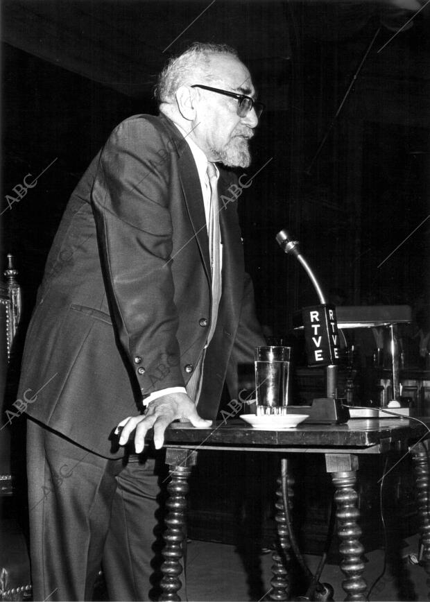 Ramón J. Sender pronuncia un discurso en el acto celebrado en memoria de D....