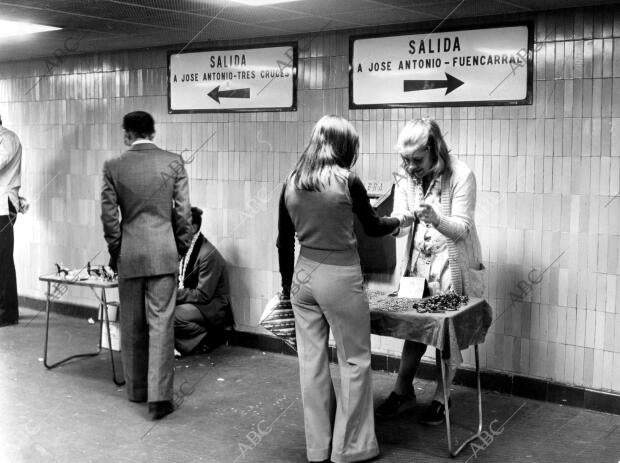 Venta ambulante en un pasillo de la estación de Metro de José Antonio (actual...