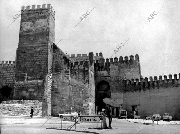 Vista exterior del alcázar puerta de Sevilla, situado en el pueblo de Carmona