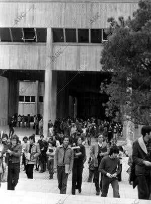 Estudiantes en la facultad de Ciencias de la información de la Universidad...