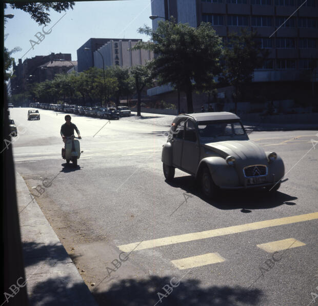 Una vespa junto a un Citroën 2 caballos, cruzando el paseo de la Castellana...