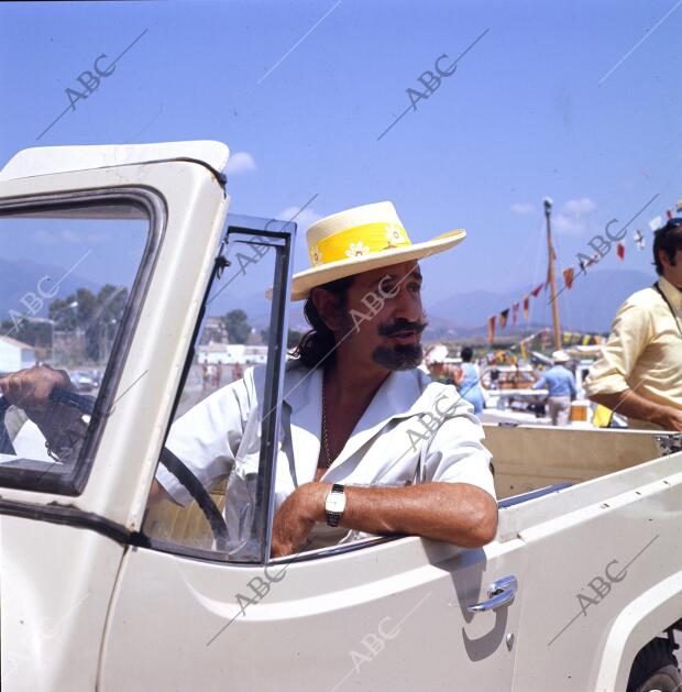 Jaime de Mora y Aragón en un automóvil descapotable en la ciudad malagueña dónde...