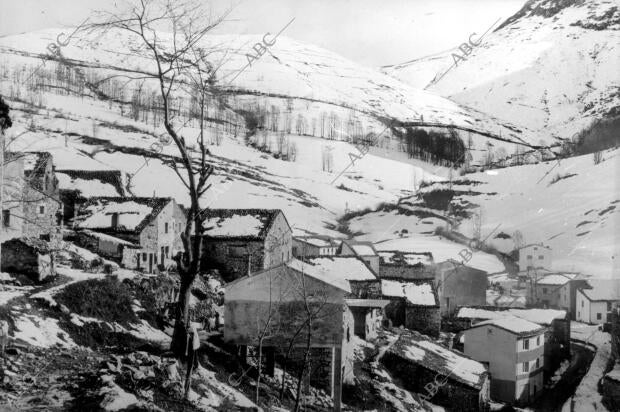 Vista general del pueblo de Sotres en un día de Nieve (Asturias)