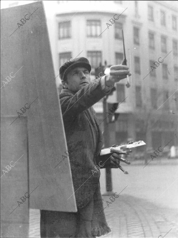 Antonio López pinta en una calle de Madrid