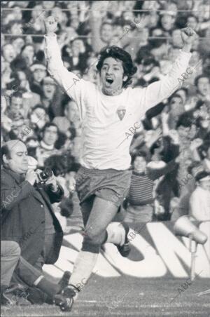 Real Zaragoza: Nino Arrúa Celebra un gol en la Romareda