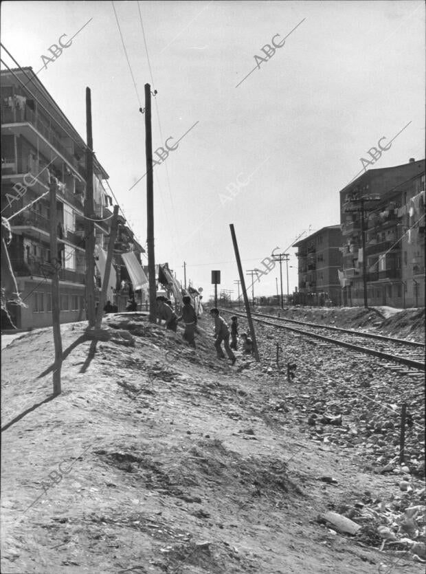 En Imagen, unos Niños Jugando junto A la vía del tren en la localidad Madrileña...