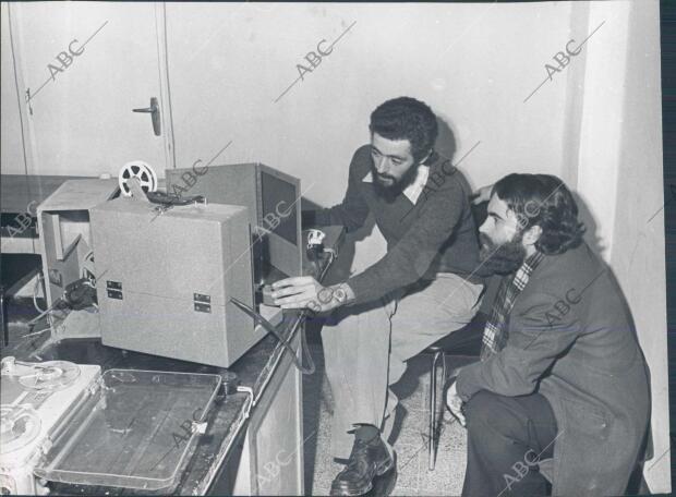 Investigadores en el laboratorio del coto de Doñana