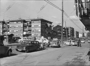 Calles de Getafe (Madrid) con Numerosos Coches en la calzada