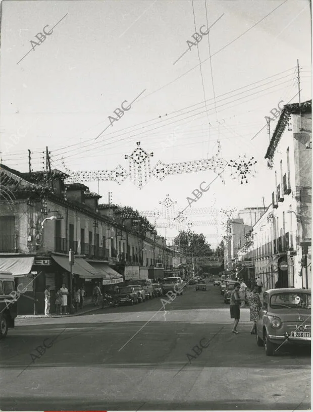 Una calle de Aranjuez con el alumbrado preparado para las fiestas