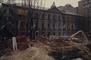 El palacio de los Duques de Villahermosa durante los trabajos de demolición de...