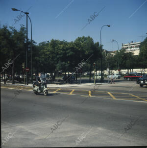 Una vespa circulando por el paseo de la Castellana