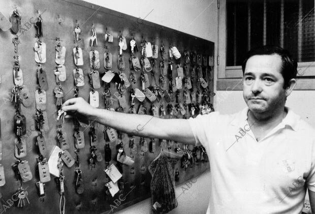 (CA.) Luis Gil, el encargado del material, en el Real Madrid, muestra el panel...