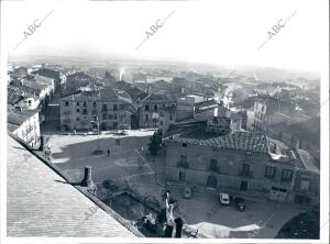 Vista desde la que se Observa la plaza del pueblo con unas Canchas de baloncesto...