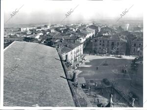 Vista desde la que se Observa la plaza del pueblo con unas Canchas de baloncesto...