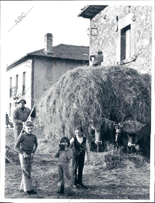 Familia Campesina Realizando las Tareas Típicas de un día de trabajo en el campo