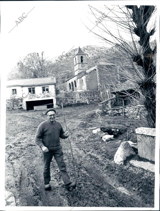 Uno de los Vecinos de Anciles Sonríe ante la cámara del Fotográfo, detrás suyo...