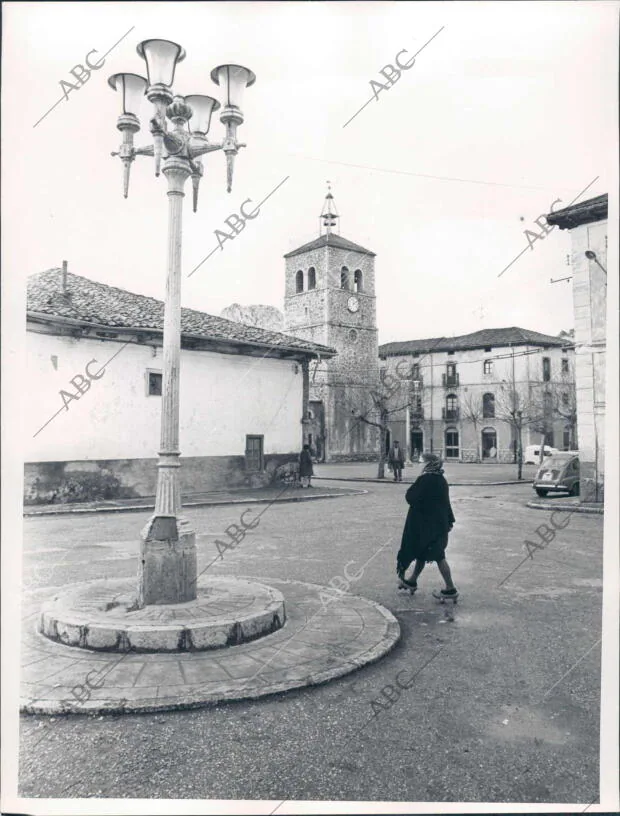 Una plaza en el antiguo pueblo de Riaño (León), con la iglesia al fondo