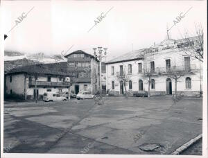 Plaza central de Riaño, frente al ayuntamiento