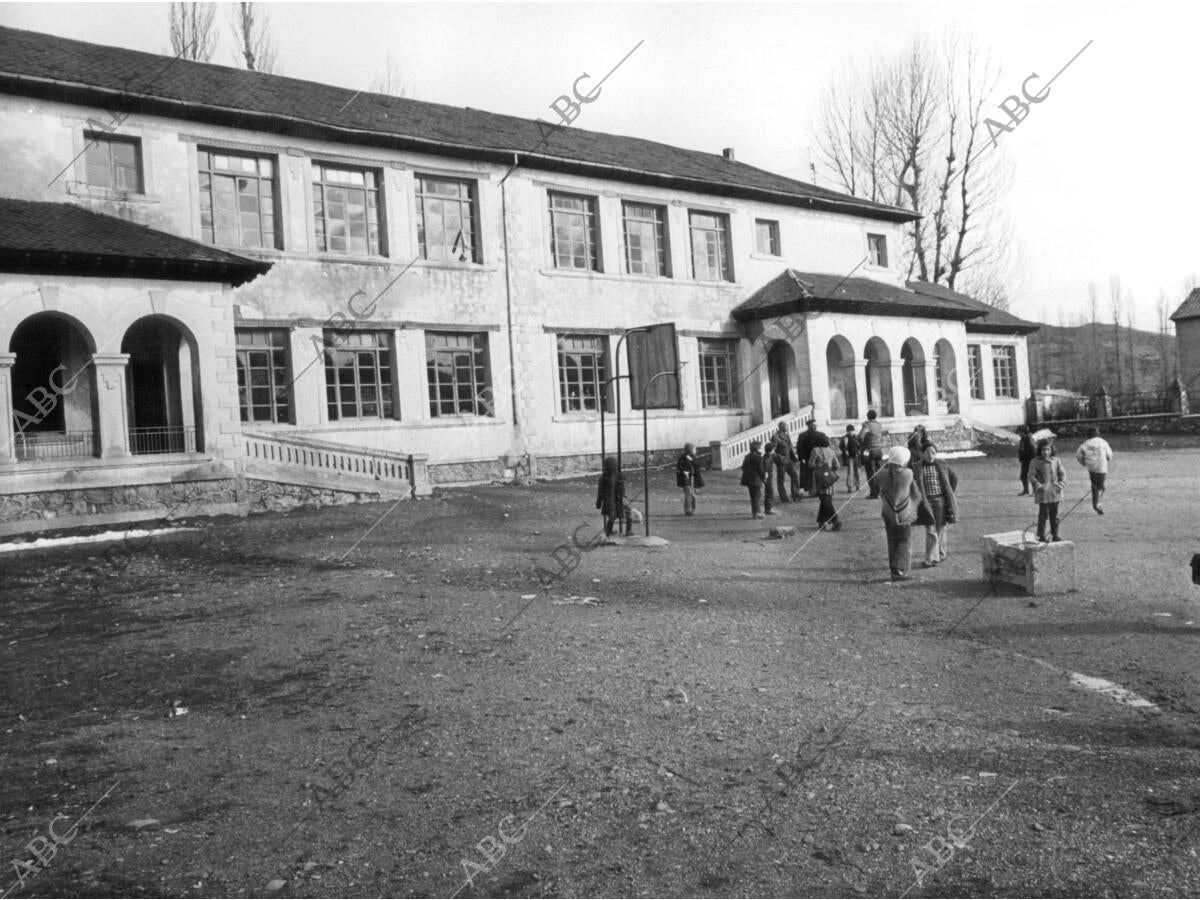 Niños Jugando en el patio de la Escuela Archivo ABC