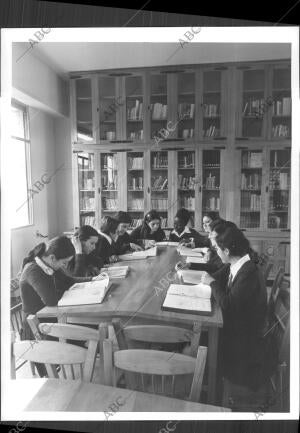 Alumnas de la escuela nacional de Instructoras Rurales Estudiando en la...