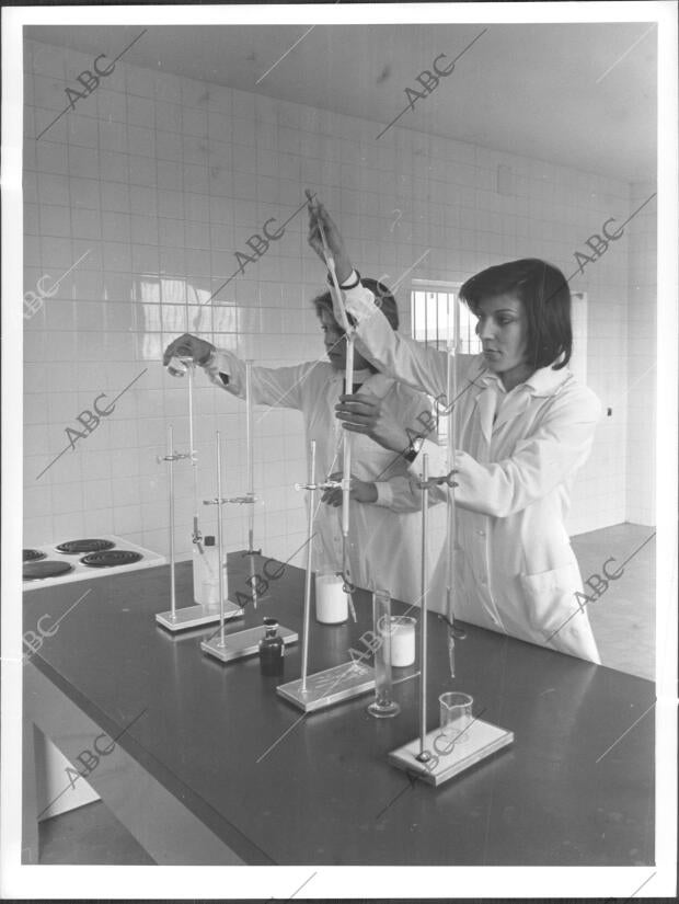 Alumnas de la escuela nacional de Instructoras Rurales en clase de Quimica