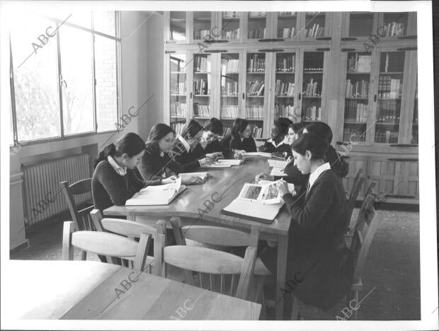 Alumnas de la escuela nacional de Instructoras Rurales Estudiando en la...