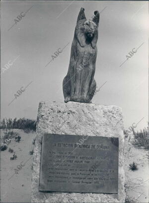 Estatua de un lince como representación de la fauna existente en el coto de...