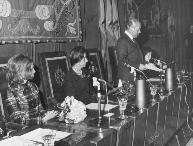 La Princesa doña Sofía, la esposa del jefe del Estado, doña Carmen polo de...