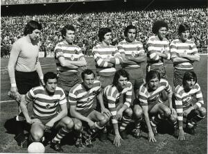 28 Granada CF. (1974-75) Formación en el estadio Santiago Bernabéu contra el...