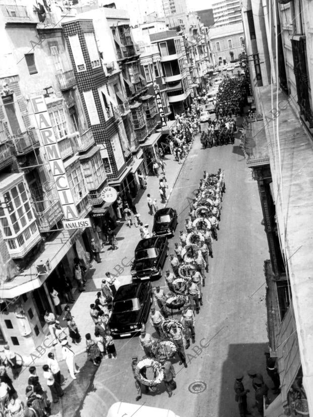 Panorámica de la calle de la caridad con el cortejo Dirigiendose hacia la...