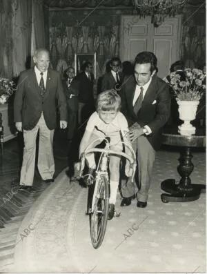 el Infante Don Felipe fue obsequiado con una bicicleta de carreras, la cual...