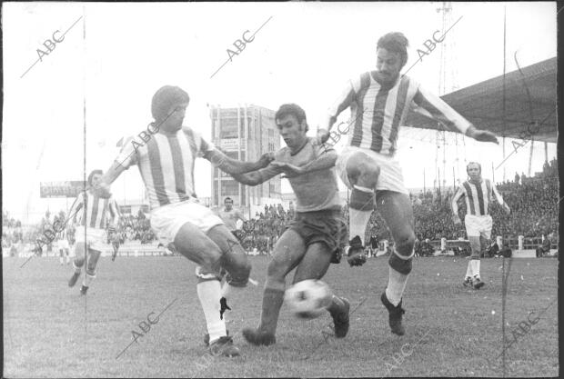 Una jugada en la que el Cádiz y el atlético de Madrid se Disputan el Balón