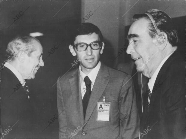 El presidente del gobierno Español, Carlos Arias Navarro, saluda al secretario...