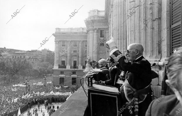 Días después de los Fusilamientos de hoyo de Manzanares, la plaza de oriente...